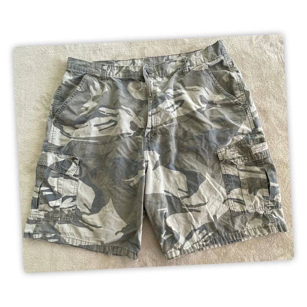 Wrangler Men's Shorts Bundle Size 40, 3‎ Shorts